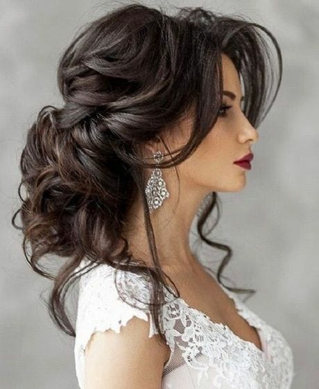 Chignon bas romantique brun ondulé avec rouge à lèvres sombre et robe en dentelle blanche - Salon Cléopâtre