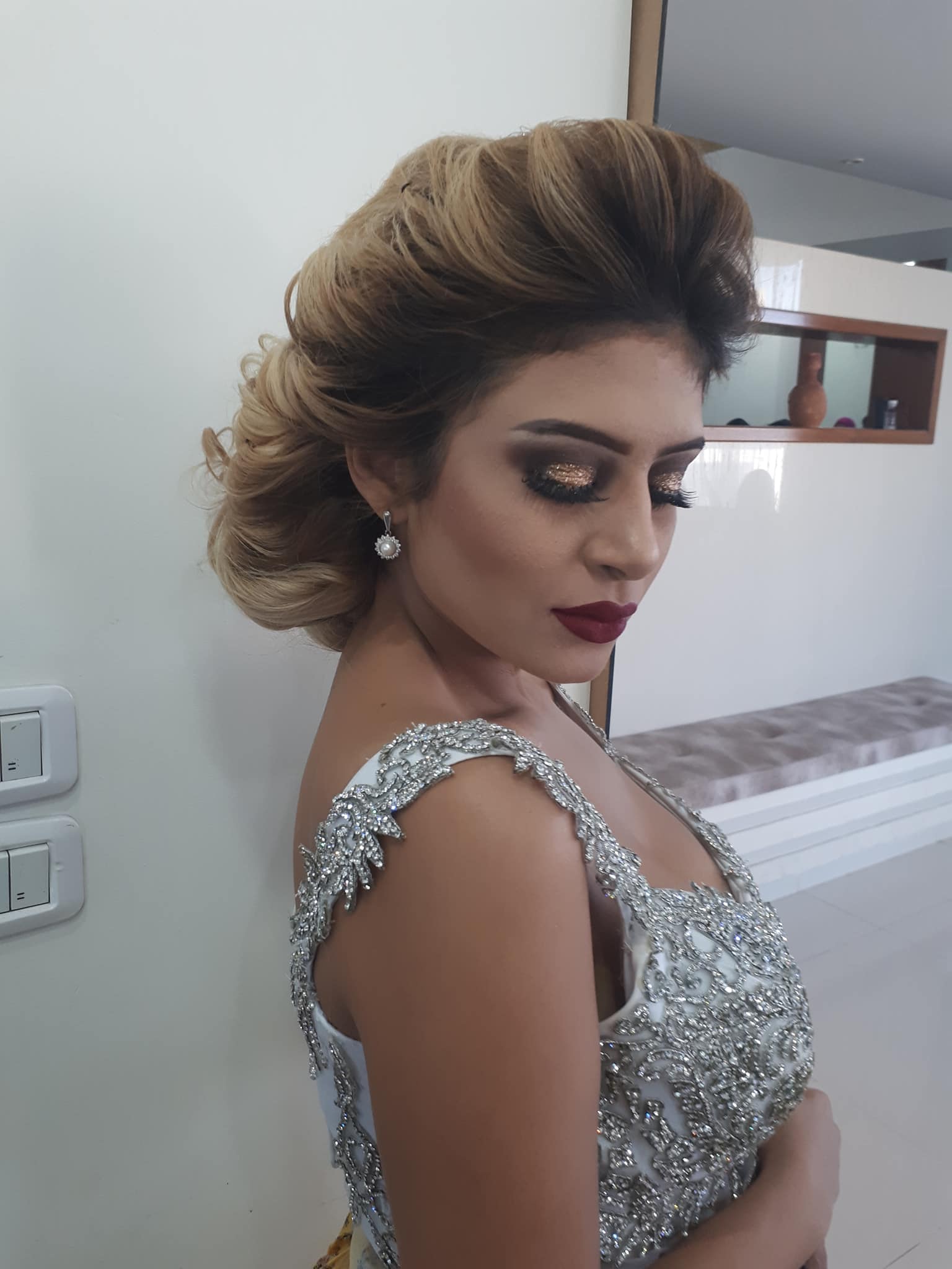 Chignon haut volumineux blond avec maquillage paupière dorée et rouge à lèvres bordeaux - Salon Cléopâtre Hussein Dey