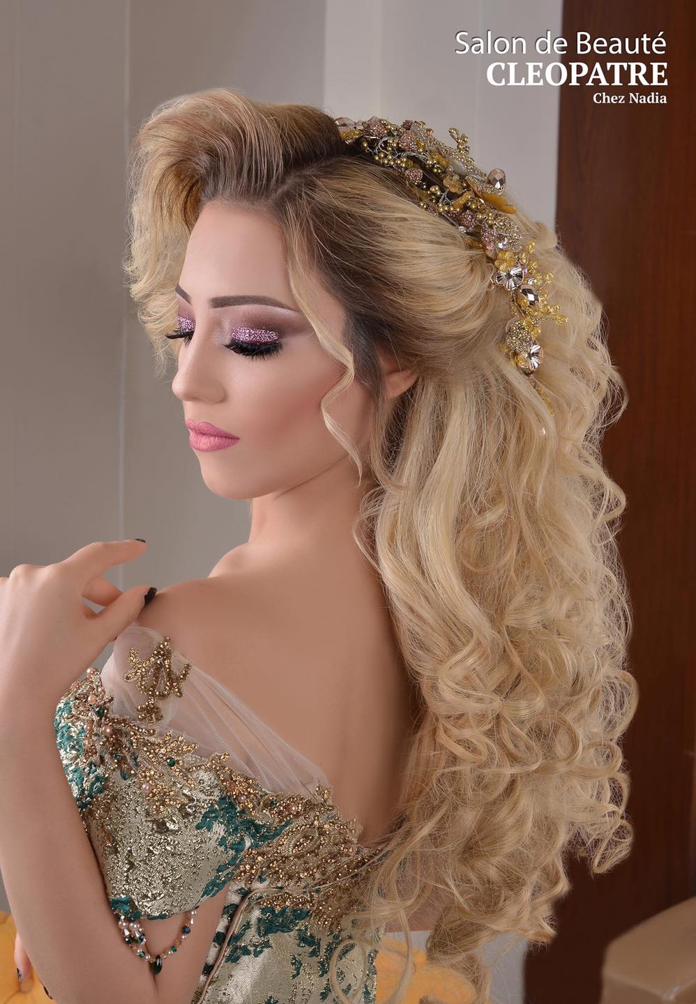 Longues boucles blondes avec diadème doré et maquillage rose glitter pour mariée en caftan - Cléopâtre Alger