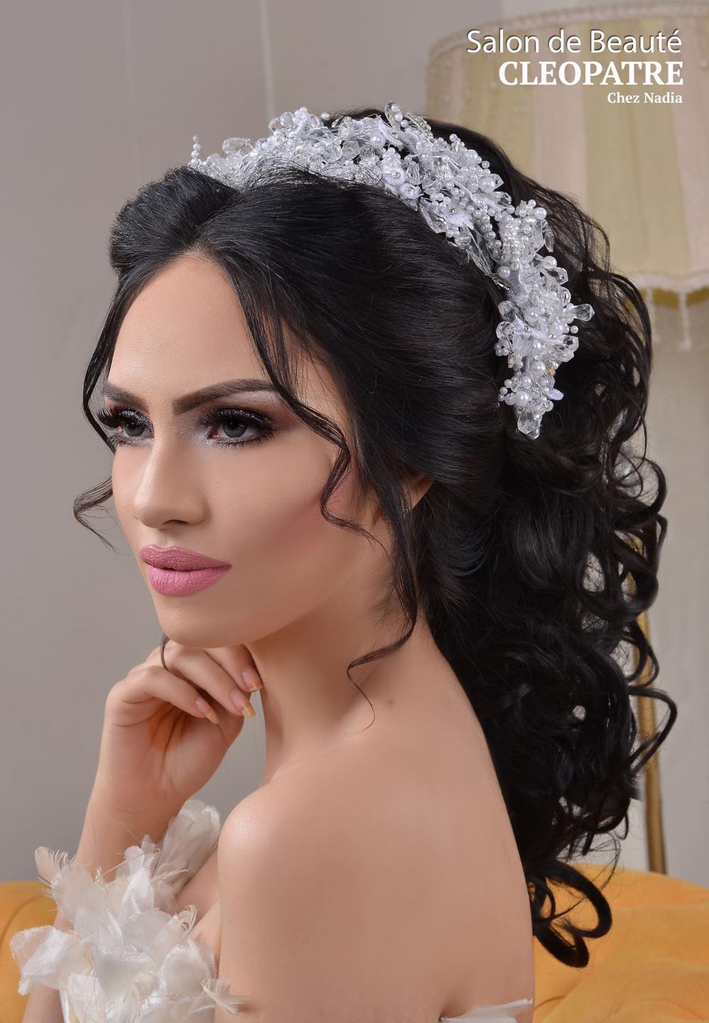 Coiffure mariée aux boucles brunes romantiques avec diadème de cristal et maquillage naturel rosé - Cléopâtre Alger