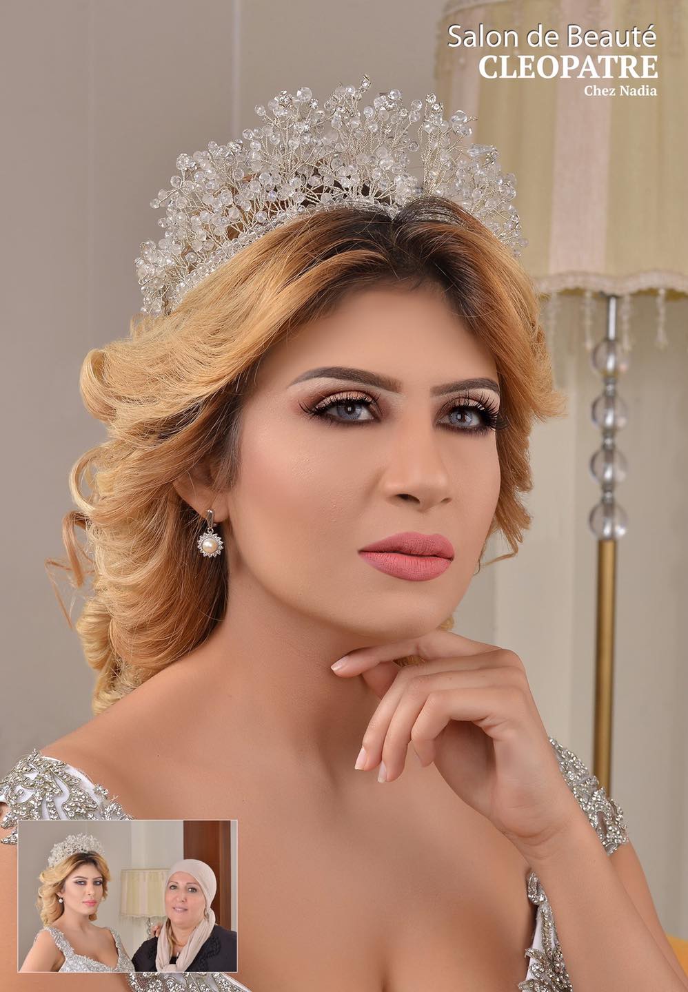 Mariée blonde avec couronne de cristal et perles, maquillage nude élégant - Salon de beauté Cléopâtre Hussein Dey Alger