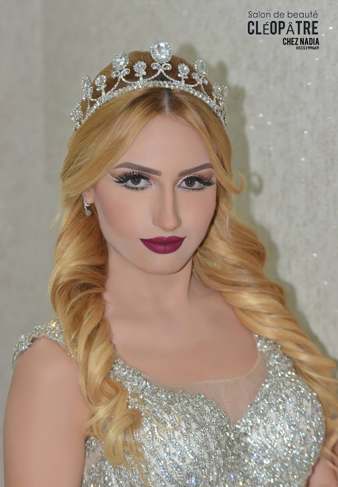 Mariée blonde avec tiare diamants, rouge à lèvres bordeaux et eyeliner graphique - Salon de beauté Cléopâtre Hussein Dey